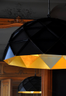Sun Chandelier Gold Stainless Steel 100 – Lámpara colgante artesanal con superficie dorada metálica.