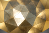 Sun Chandelier Gold Stainless Steel 100 – Estructura de acero inoxidable con lámina de oro aplicada a mano.