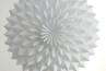 Modular Faceted Ball 50 vista inferior apagada, acabado opal blanco