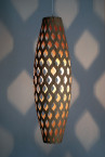 Bamboo Light Hexagonal Cigar 105, lámpara de bambú con diseño geométrico hexagonal moderno