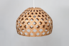 Bamboo Light Hexagonal Beehive 50 Half – lámpara colgante con acabado en caramelo