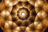 Sun Chandelier Gold Stainless Steel 100 – Lámpara moderna con acabado dorado aplicado a mano.