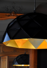 Sun Chandelier Gold Stainless Steel 100 – Stor gyllene takkrona med geometrisk precision.