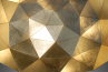Sun Chandelier Gold Stainless Steel 100 – Handförgylld lampa med triangulär struktur.