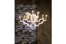 Elegant white gold chandelieModern dekorativ ljuskrona Adamlamp Arm 18 Vit Guld – Elegant belysning för hem och gallerierr with eighteen light bulbs, featuring a modern design and decorative illumination for any space.